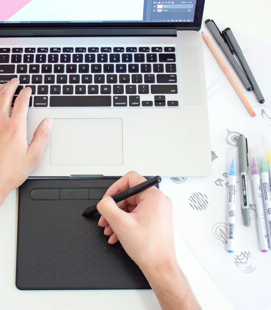 Diseñador creando una identidad gráfica